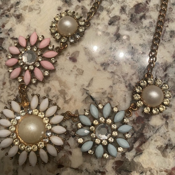 Pastel gem flower statement necklace with bronze chain - Picture 4 of 4